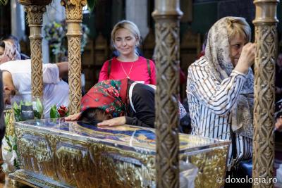 (Foto) Primii închinători la moaștele Sfinților Cuvioși Paisie și Cleopa de la Sihăstria