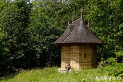 Paraclisul din poiana mănăstirii Cozancea