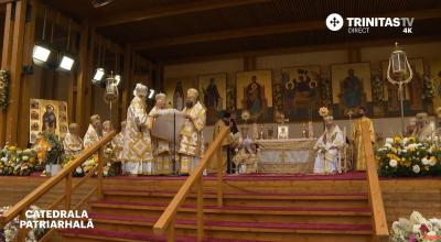 Citirea Tomosului aniversar în care este menționată autocefalia Bisericii Ortodoxe Române Citirea Tomosului aniversar în care este menționată autocefalia Bisericii Ortodoxe Române