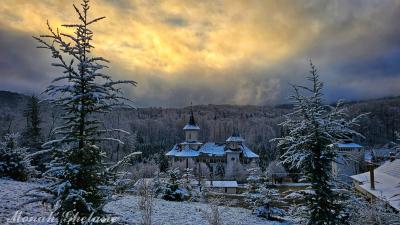 (Foto) Văl de nea peste Mănăstirea Sihăstria – 19 noiembrie 2025