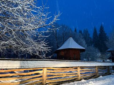 Cimitirul Mănăstirii Sihăstria Putnei, sub veșmântul alb al ninsorii