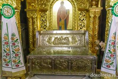 Racla cu moaște Sfântului Cuvios Nicodim de la Tismana