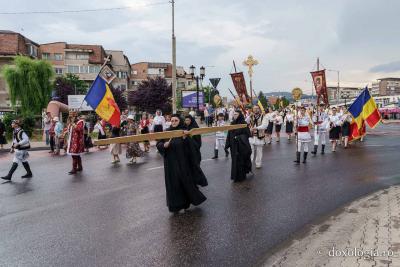 (Foto) Procesiune cu moaștele Sfântului Cuvios Cleopa de la Sihăstria la hramul orașului Piatra Neamț