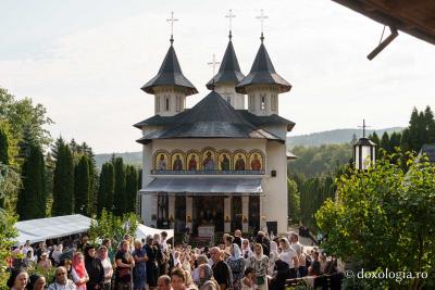 (Video) Sobor de ierarhi la sărbătoarea Sfintei Teodora de la Sihla, hramul Mănăstirii Sihăstria