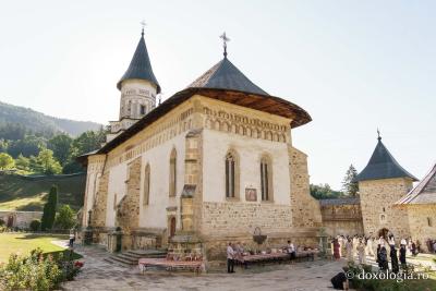 (Video) Sărbătoarea Adormirii Maicii Domnului, hramul Mănăstirii Bistrița - Neamț