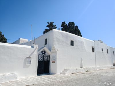 Închinare în Biserica „Sfântul Arsenie din Paros” – locul unde se află mormântului Cuviosului