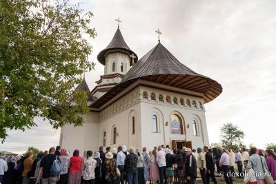 (Video) Mitropolitul Moldovei și Bucovinei a târnosit Biserica satului ieșean Moreni