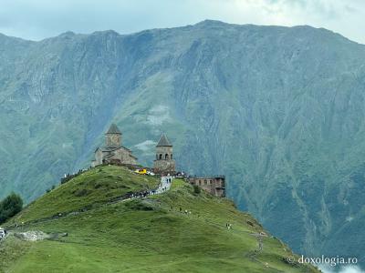 Gergeti, o biserică-simbol a Georgiei la 2.170 de metri altitudine