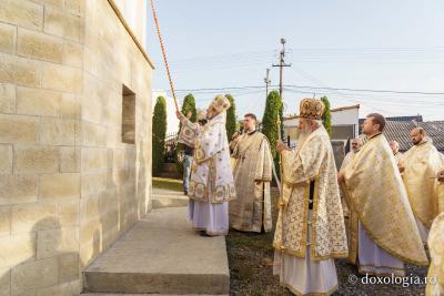 (Video) Doi ierarhi au târnosit biserica „Sfinții Împărați Constantin și Elena” - Galata din Iași