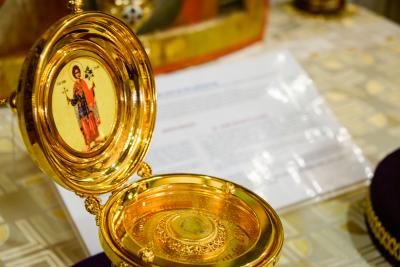 Părticică din moaștele Sfântului Mucenic Trifon, păstrate la Biserica Sfântul Sava din Iași Moaștele Sfântului Mucenic Trifon