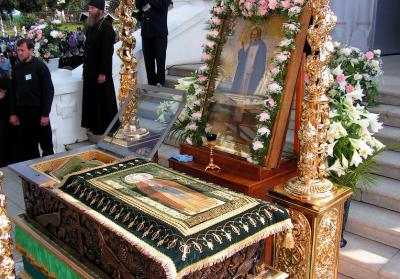 Racla cu moaștele Sfântului Cuvios Serafim de Sarov