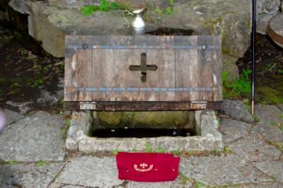 Fântâna unde în anul 1008, Regele Olav Skötkonung, Regina Estrid, copiii şi slujitorii lor au fost botezaţi de Sfântul Ierarh Sigfrid (+1045), numit şi Luminătorul Suediei