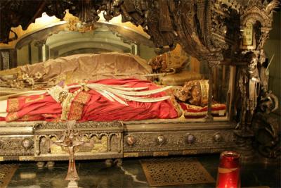 Moaștele Sfinților Ghervasie și Protasie descoperite de Sfântul Ierarh Ambrozie, Episcopul Mediolanului,  și așezate spre închinare în Basilica Sfântul Ambrozie din Milano Moaștele Sfinților Ghervasie și Protasie