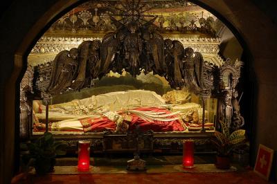 Moaștele Sfinților Ghervasie și Protasie descoperite de Sfântul Ierarh Ambrozie, Episcopul Mediolanului,  și așezate spre închinare în Basilica Sfântul Ambrozie din Milano Moaștele Sfinților Ghervasie și Protasie