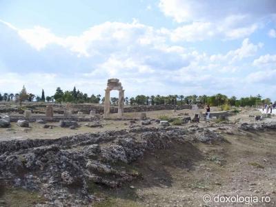 Oraşul Hierapolis - Turcia Oraşul Hierapolis şi ruinele Bisericii martiriului Sfântului Apostol Filip - Turcia - galerie FOTO