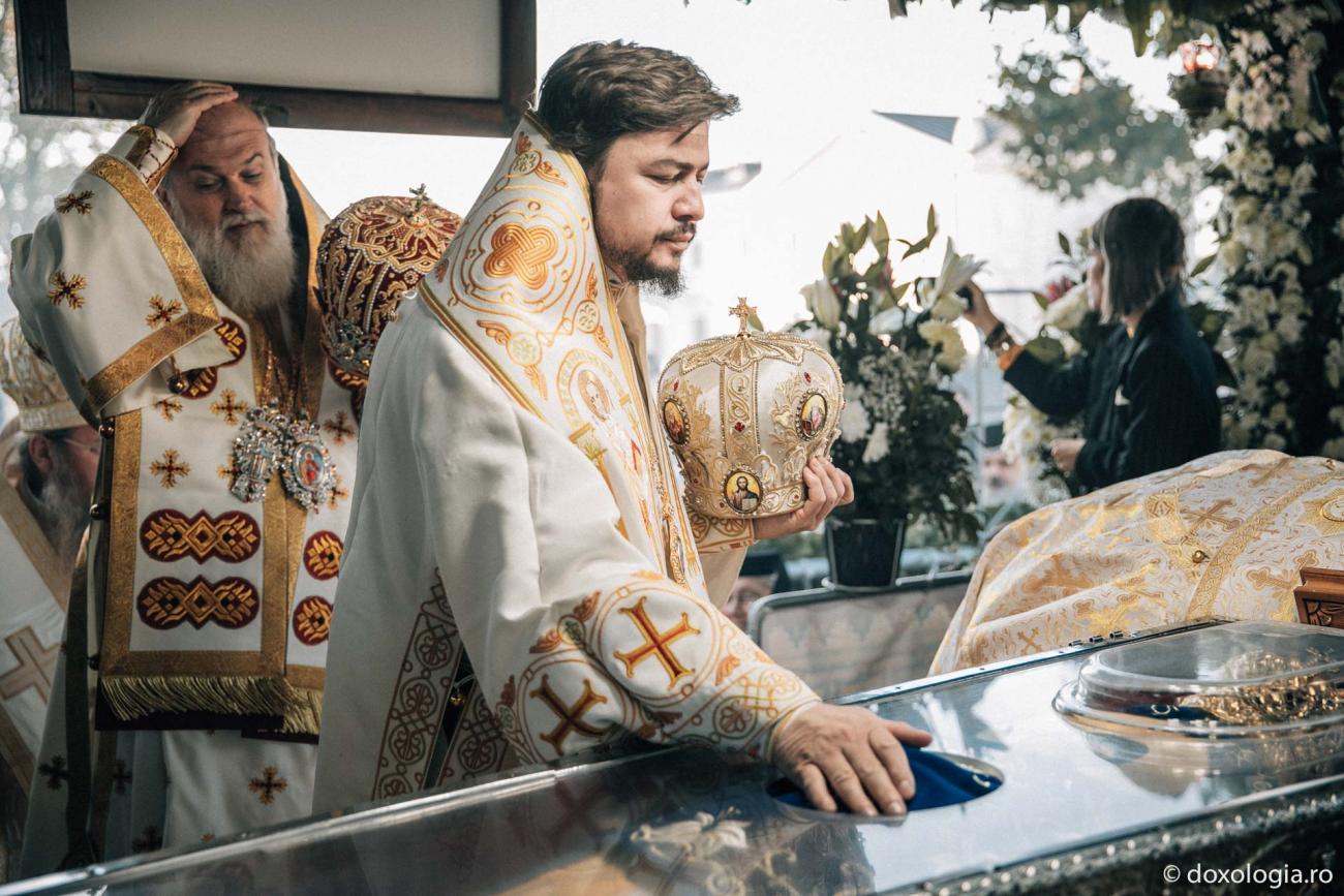 (Foto) Închinarea soborului de ierarhi slujitori – Liturghie ...